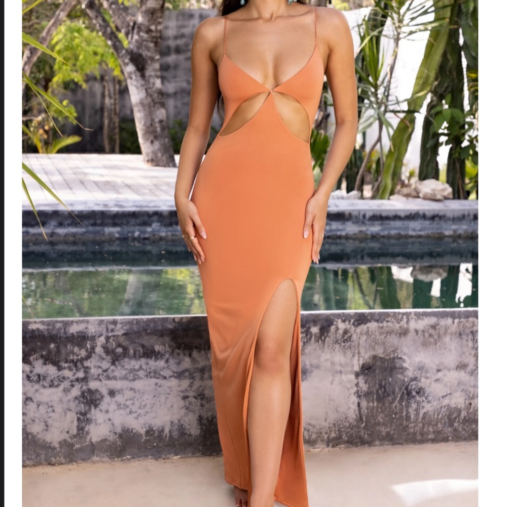 BEACH WAVES 
CUT OUT THIGH SPLIT MAXI DRESS IN CARAMEL